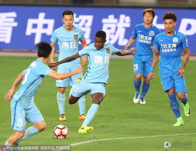 从剧照来看，成龙在这场 樊振东亮相米兰时装周 阿德里安、乔·阿尔文同框 2025-01-22 当地时间1月20日，意大利米兰，2025秋冬米兰男装周，中国乒乓球运动员樊振东现身Giorgio Armani品牌秀场，与阿德里安·布罗迪、乔·阿尔文等影人同场观秀。