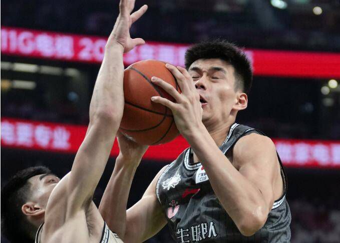 ”霍尔特则风趣回应：“很乐意，‘一点’怎么够？