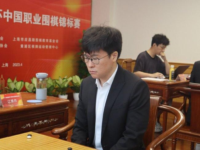 在这部横跨半个世纪的平民史诗中，千惠子饰演的阿樱从青涩少女到中年主妇，她的形象伴随日本经济腾飞与社会转型悄然蜕变。