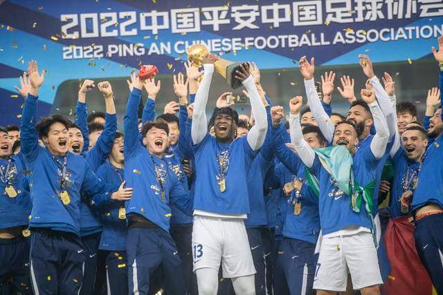 邱泽许玮甯晒照报喜讯：我们♥均安 8月14日，许玮甯在ins晒出一张疑似夫妻手掌捧着宝宝脚丫的照片，并配文“我们❤️均安”公开小两口迎来小孩的喜讯，演艺圈好友也纷纷送上祝福。