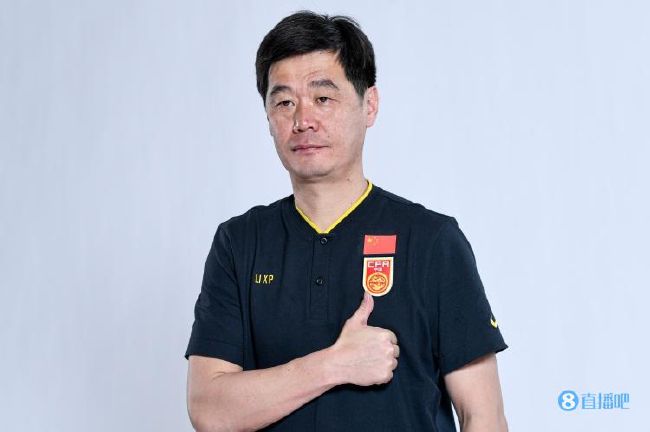 众明星盛装出席，倪妮、周韦彤、爱戴等女星各自使出性感招数，而最近大火的好爸爸郭涛也带着儿子石头来到现场，父子一同登上T台走秀。