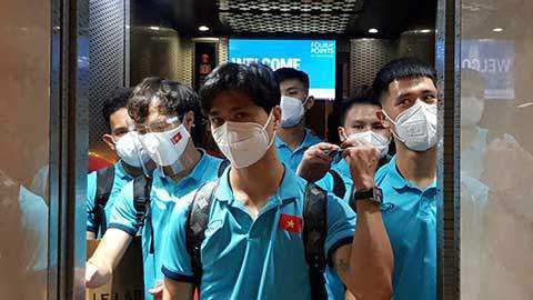 两人带着六七个大箱子准备赴港，安心养胎。