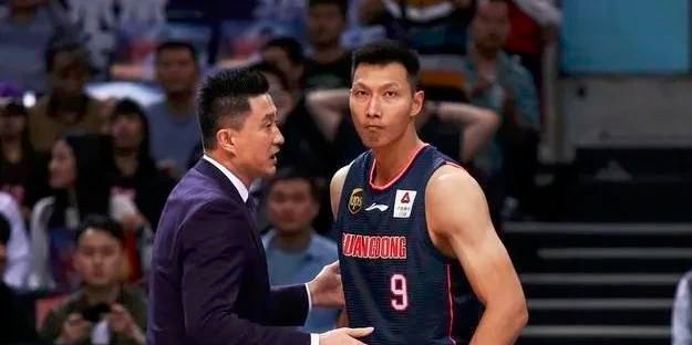 相较于前两个版本，2022年的《万湖会议》中的每一位演员几乎用同一种表情、同一种语调在表演。