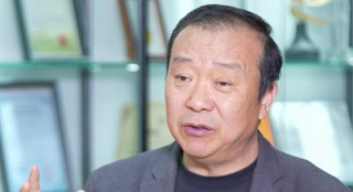 03 一张被偷递的照片，千里挑一的珍宝《四季花开》创作之初，李翰祥陷入财务危机，国联影业濒临倒闭，甄珍为报师恩，免费帮忙出演，另外还免费拍摄了《骗术奇谭》《骗术奇中奇》等片，只为帮助导演摆脱困境。